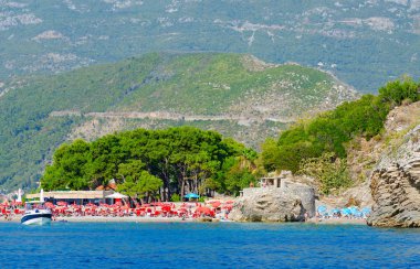 Plaj üzerinde Adası, Sveti Nikola yakınındaki popüler tatil şehir Budva, Karadağ