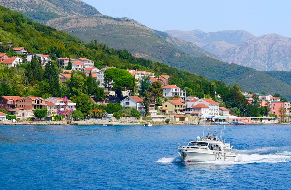 Deniz güzel görünümünden ayak Dağları, Kotor Koyu'ndaki, Karadağ, sahil ve tatil köyüne — Stok fotoğraf