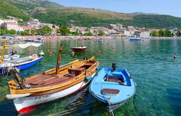 Boote in der Nähe der Uferpromenade des Ferienortes Petrovac, Montenegro — Stockfoto