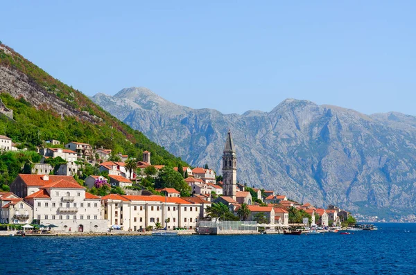 Bela vista do mar para Perast, Kotor Bay, Montenegro — Fotografia de Stock