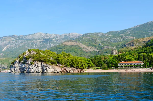 Vacker utsikt från havet till berömda Royal Beach, Milocer, Montenegro — Stockfoto