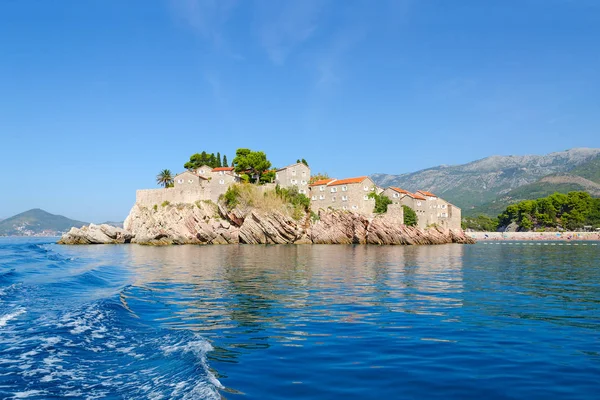 Vista do mar para a famosa Ilha de Santo Estêvão (Sveti Stefan), Montenegro — Fotografia de Stock