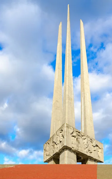 Complejo conmemorativo en honor de los soldados-libertadores soviéticos, partisanos y trabajadores subterráneos de la región de Vitebsk (Tres bayonetas), Vitebsk, Bielorrusia — Foto de Stock