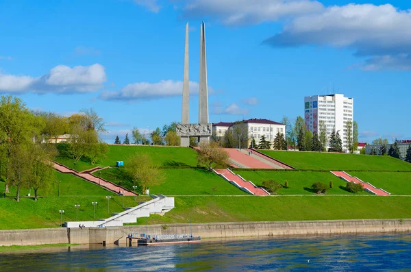 Ανάχωμα του δυτικά ποταμός Dvina και μνημόσυνο συγκρότημα προς τιμήν των Σοβιετικών στρατιωτών-απελευθερωτές, παρτιζάνους και υπόγειοι εργαζόμενοι του περιφέρεια Βιτσέμπσκ (τρεις ξιφολόγχες), Vitebsk, Λευκορωσία — Φωτογραφία Αρχείου