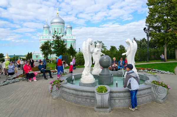 Hacılar ünlü kutsal Trinity söyle, büyük melek-Diveevo Manastırı, Diveevo, Rusya topraklarında vardır — Stok fotoğraf