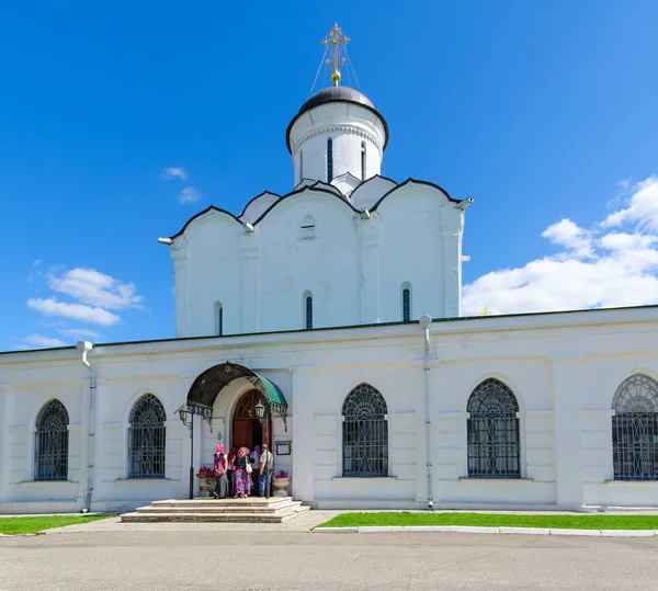 Group of pilgrims enters Assumption Cathedral of Holy Dormition Knyaginin convent, Vladimir, Russia — Stock Photo, Image