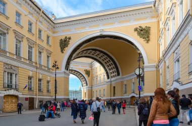 İnsanlar Bolshaya Morskaya cadde içinde tarihi merkezi St Petersburg, Rusya boyunca yürüyor