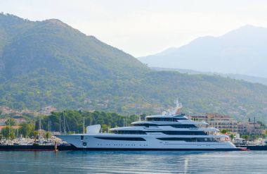 Tivat Bay gemilerde arka plan Dağları, Karadağ