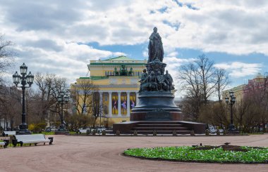 Ekaterininsky Bahçe, anıt Catherine II, Alexandrinsky Tiyatrosu, St. Petersburg, Rusya Federasyonu