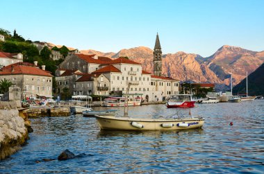 Küçük popüler tatil beldesi Perast, Karadağ mesire