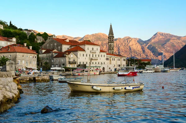 Paseo marítimo de la pequeña ciudad turística de Perast, Montenegro —  Fotos de Stock