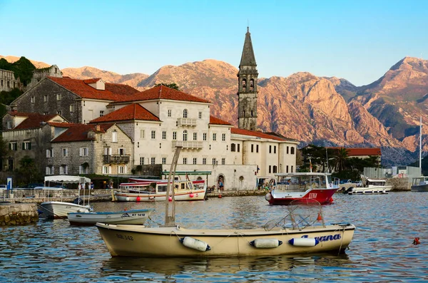 Barcos cerca de paseo marítimo de la ciudad turística de Perast, Montenegro —  Fotos de Stock