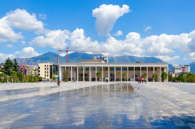 Ulusal Opera ve bale Tiyatrosu Arnavutluk, İskender bey Meydanı, Tiran