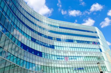 Bina büyük modern alışveriş Toptani mavi gökyüzü bulutlu, Tiran, Arnavutluk karşı Merkezi parçası