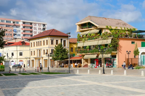 Ulice (Rruga Marin Bicikemi) v centru města Shkoder, Albánie — Stock fotografie