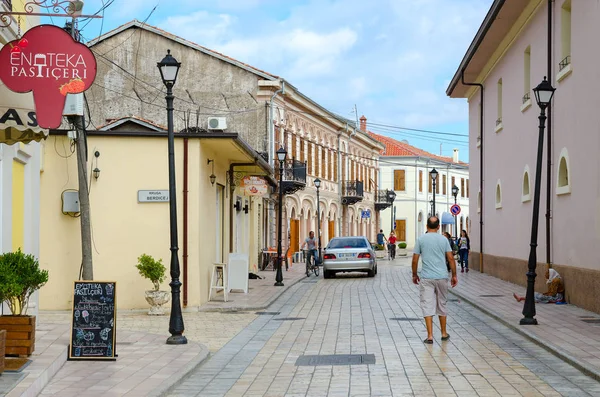 Street (Rruga G'juhadol) nel centro della città di Shkoder, Albania — Foto Stock