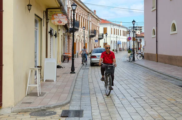Ciclistas en la calle (Rruga G 'juhadol) en el centro de la ciudad de Shkoder, Albania — Foto de Stock