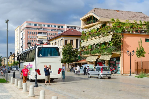 Escursione autobus sulla strada (Rruga Marin Bicikemi) nel centro di Shkoder, Albania — Foto Stock