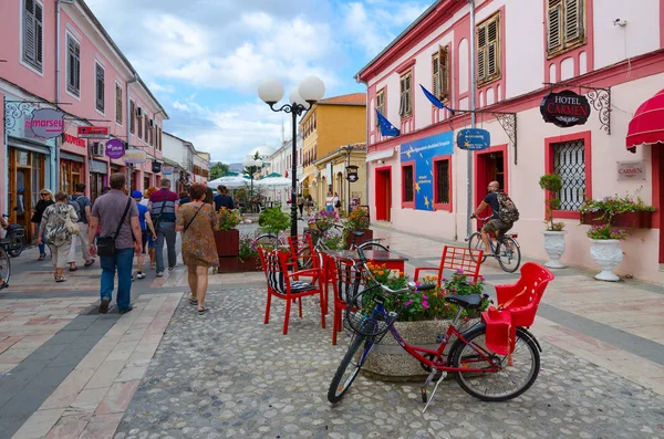 歩行者専用道路 (Rruga Kole Idromeno)、Shkoder、アルバニアを歩く観光客 — ストック写真