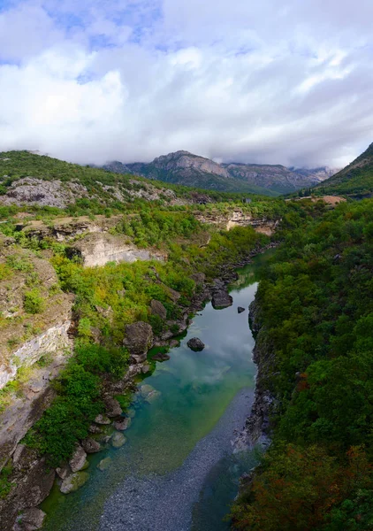 Gyönyörű kilátás nyílik a Moraca folyó kanyon, Montenegró — Stock Fotó