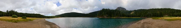 Panorámás kilátás nyílik a fekete-tó szeptember felhős, Durmitor Nemzeti Park, Montenegro — Stock Fotó