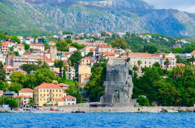 Görünümü kale Forte Mare denizden, Karadağ ve resort şehir Herceg Novi