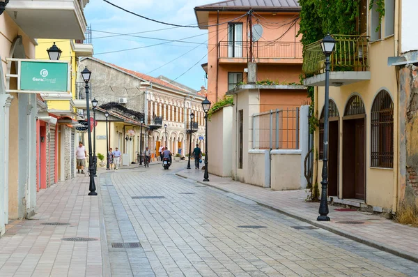 Calle (Rruga G 'juhadol) en el centro de Shkoder, Albania — Foto de Stock