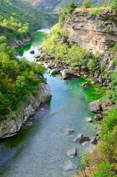 Bella vista del canyon del fiume Moraca, paesaggio montano, Montenegro — Foto Stock