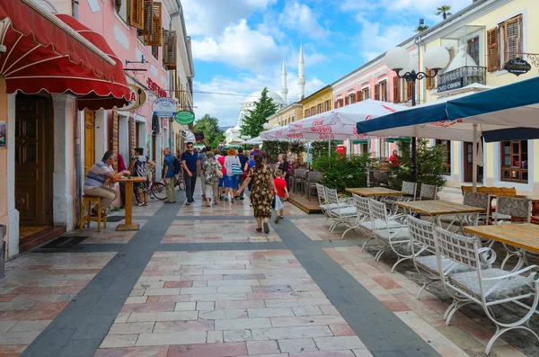 Turisté pěšky podél pěší zóna (Rruga Kole Idromeno) v Shkoder, Albánie — Stock fotografie