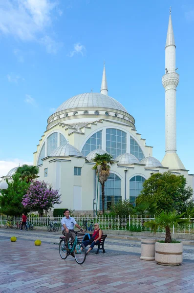 Rua pedonal (Rruga Kole Idromeno). Abu Bekr Mesquita, ou Grande Mesquita (Xhamia e Madhe), Shkoder, Albânia — Fotografia de Stock