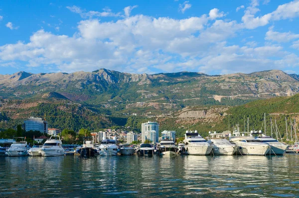 Ausflugsboote und Yachten am Pier an der Promenade von Budva, Montenegro — Stockfoto