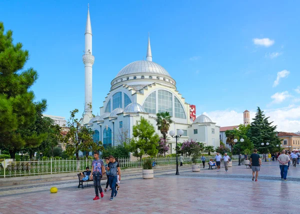 Mesquita Abu Bekr, ou Grande Mesquita (Xhamia e Madhe). Rua pedonal (Rruga Kole Idromeno) em Shkoder, Albânia — Fotografia de Stock