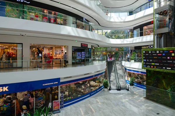 Interior do moderno centro comercial Toptani, Tirana, Albânia — Fotografia de Stock