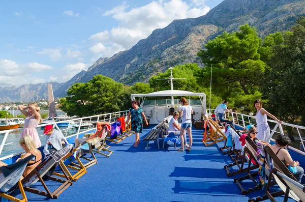Kotor Körfezi, Kotor, Karadağ turneye çıkmadan zevk gemi üst güvertede turist vardır — Stok fotoğraf