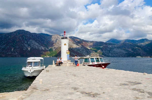 Latarnia morska na wyspie Dziewica na rafie (Gospa od Skrpela Island), Czarnogóra — Zdjęcie stockowe