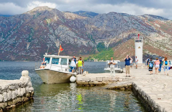 Turyści odwiedzają Wyspy Dziewicze na rafie (Gospa od Skrpela Island), Czarnogóra — Zdjęcie stockowe