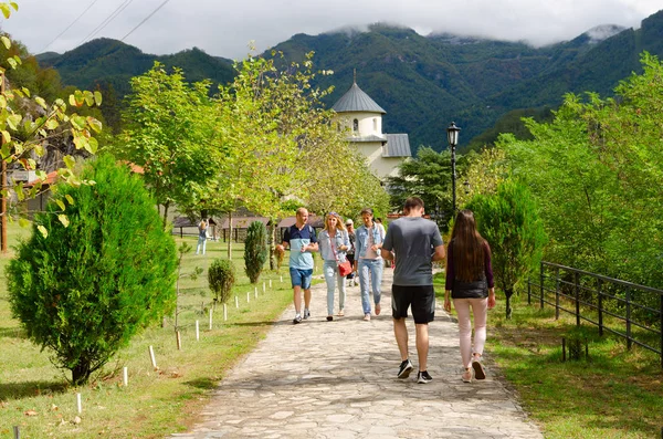 Turistas van al famoso monasterio de Moraca, Montenegro — Foto de Stock