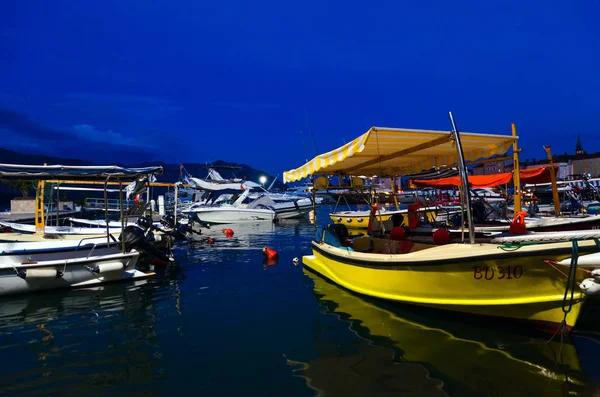 Pleziervaartuigen en jachten op pier op de promenade van Budva, Montenegro — Stockfoto