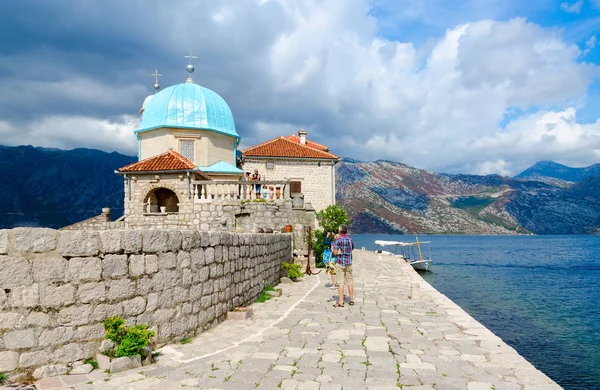 Tourists visit Island of Virgin on reef (Gospa od Skrpela Islandd), Bay of Kotor, Montenegro — Stock Photo, Image