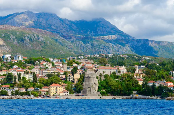 Bella vista di Herceg Novi e la fortezza di Forte Mare dal mare, Montenegro — Foto Stock
