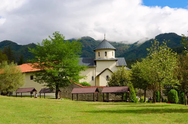 Известный монастырь Морача на фоне гор, Черногория — стоковое фото