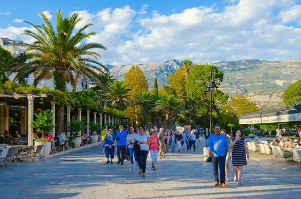 Popüler tatil şehir, Budva, Karadağ insanlar yürümek