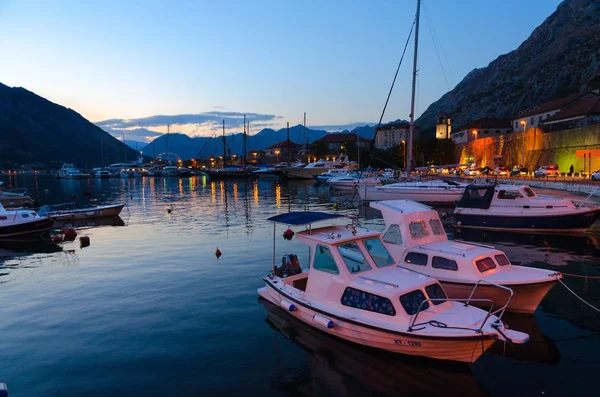 Akşam görünümü Kotor Körfezi Kotor, Karadağ ve