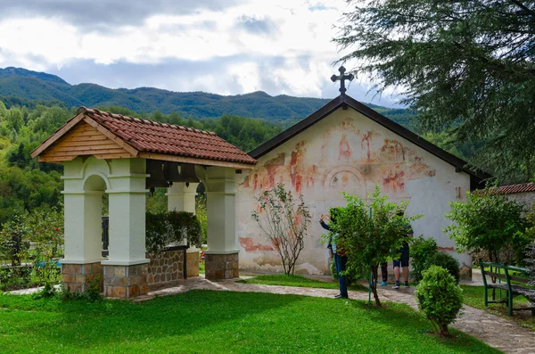 St Nicholas kyrkan och klockstapeln, kloster av Moraca, Montenegro — Stockfoto