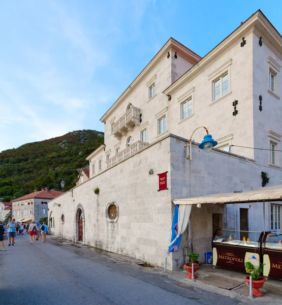 Smekja Paleis op de promenade van vakantieoord van Perast, Montenegro — Stockfoto
