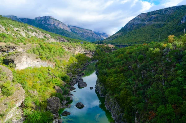 Gyönyörű kilátás nyílik a folyó Moraca, Montenegro — Stock Fotó