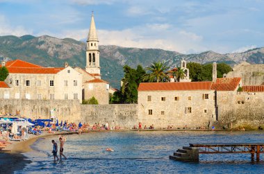 Old Town, Budva, Karadağ yakınındaki plajda insanlar dinlenmek