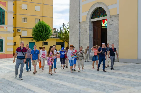 Ομάδα τουριστών που βρίσκονται κοντά σε Καθεδρικός Αγίου Στεφάνου, Σκόδρα, Αλβανία — Φωτογραφία Αρχείου