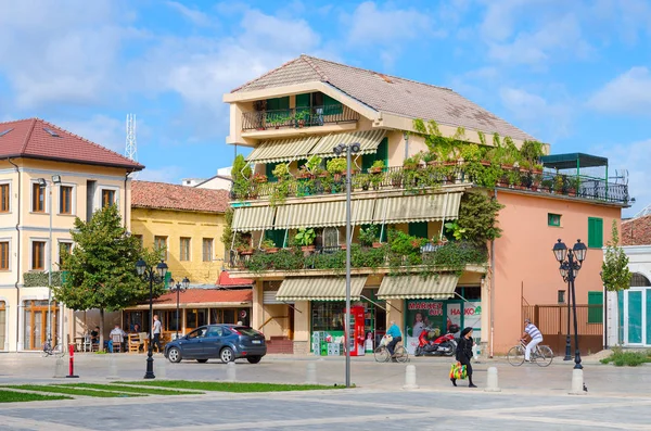 Ulice (Rruga Marin Bicikemi) v centru města Shkoder, Albánie — Stock fotografie