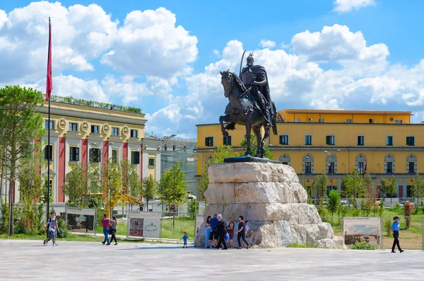 Pomnik Skanderbeg placu Scanderbeg, Tirana, Albania — Zdjęcie stockowe